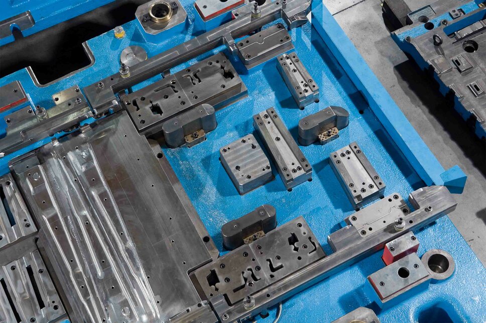 High-precision blanking tool with precisely manufactured tool components for dimensionally accurate blank cuts and shaped blanks in forming technology.