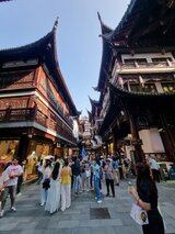 Busy street with traditional Chinese architecture and pedestrians in Shanghai – a glimpse into everyday life during Jan Wengryn’s stay in China.