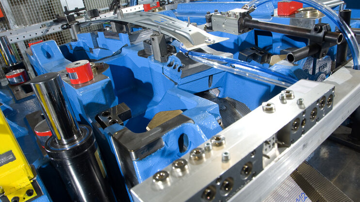 Precise cold forming tool for processing high-strength components in toolmaking