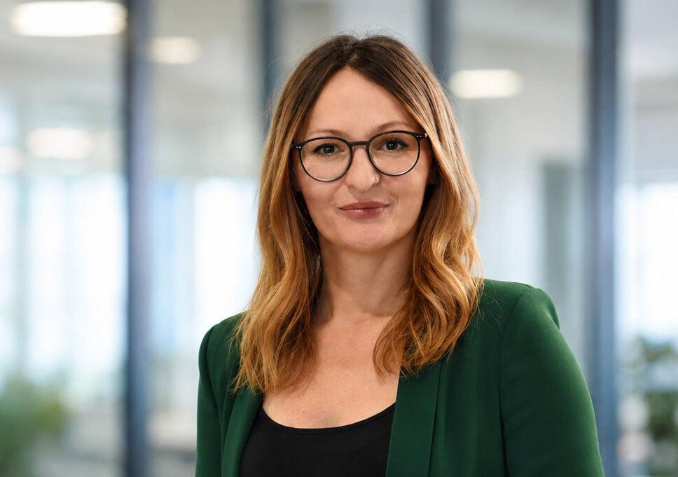 Porträt von Jasmina Tricic, Marketingleitung der weba Werkzeugbau in Dietach