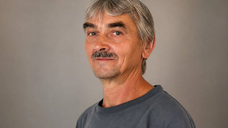 Professionelles Porträt von František Krumpolec vor einem dezent grauen Studiohintergrund.
