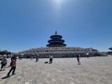 View of the Temple of Heaven in Beijing under a bright blue sky, with visitors in the foreground – a highlight of Jan Wengryn’s discovery tour through China.