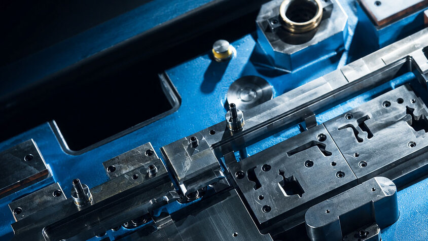 Präzises Platinenschneidwerkzeug mit hochwertigen Werkzeugkomponenten für die Herstellung maßgenauer Formplatinen in der industriellen Umformtechnik.