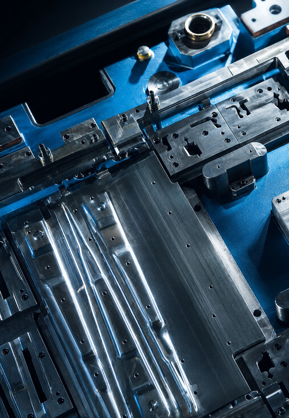 Präzises Platinenschneidwerkzeug mit hochwertigen Werkzeugkomponenten für die Herstellung maßgenauer Formplatinen in der industriellen Umformtechnik.