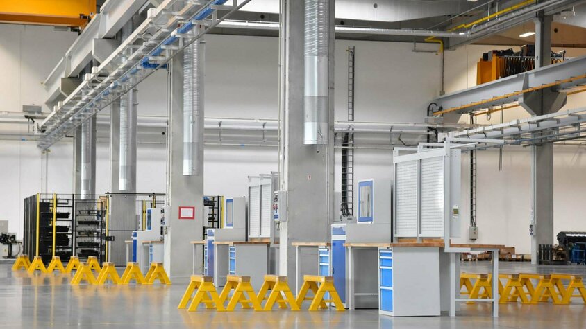 weba Olomouc - Großzügiger Assembling-Bereich für optimale Umsetzung von Werkzeugbau-Projekten Produktionsbereich der weba in Olomouc, speziell für die Montage von Werkzeugen ausgestattet, mit großzügigen Arbeitsflächen und modernster Ausrüstung.