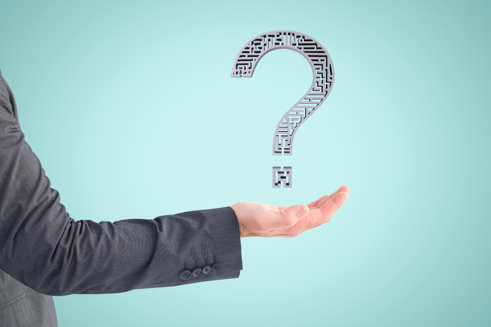 Hand, die ein schwebendes Fragezeichen hält – symbolisch für häufige Fragen im Bewerbungsgespräch. Tipps zur optimalen Vorbereitung und Antworten. 